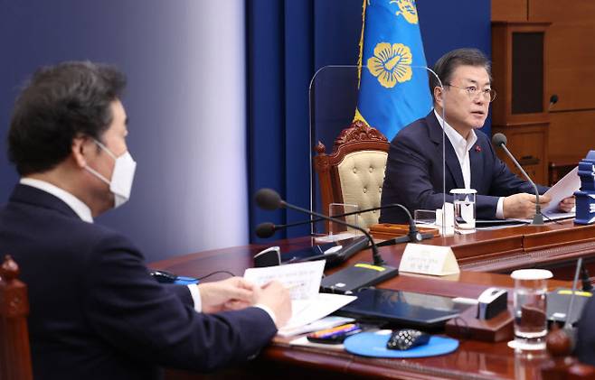 문재인 대통령이 25일 오후 청와대에서 열린 복지부·식약처·질병청 2021년 업무보고에서 발언하고 있다. (사진=연합뉴스)