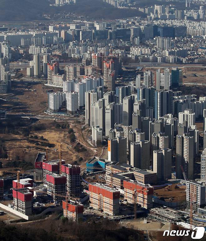 남한산성에서 바라본 수도권 아파트 단지의 모습. 2021.1.24/뉴스1 © News1 김진환 기자