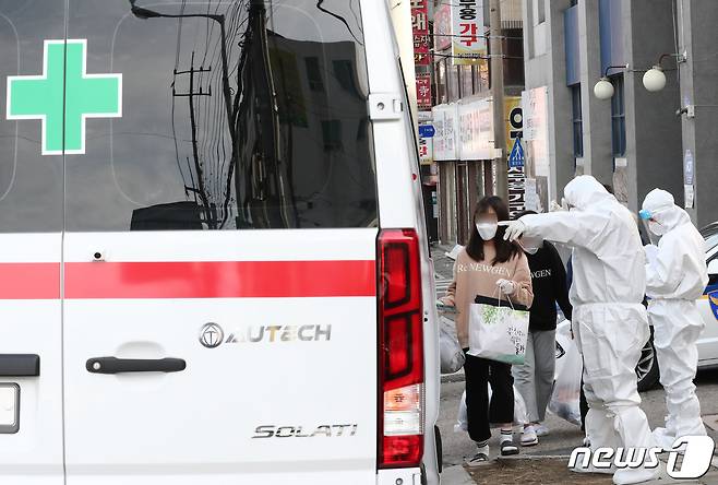 대전 중구 대흥동에 위치한 비인가 IEM국제학교에서 학생과 교직원 등 127명이 신종 코로나바이러스 감염증(코로나19) 확진 판정을 받았다. 25일 오후 IEM국제학교에서 생활치료센터로 이송 될 학생들이 차량으로 이동하고 있다. 2021.1.25/뉴스1 © News1 김기태 기자