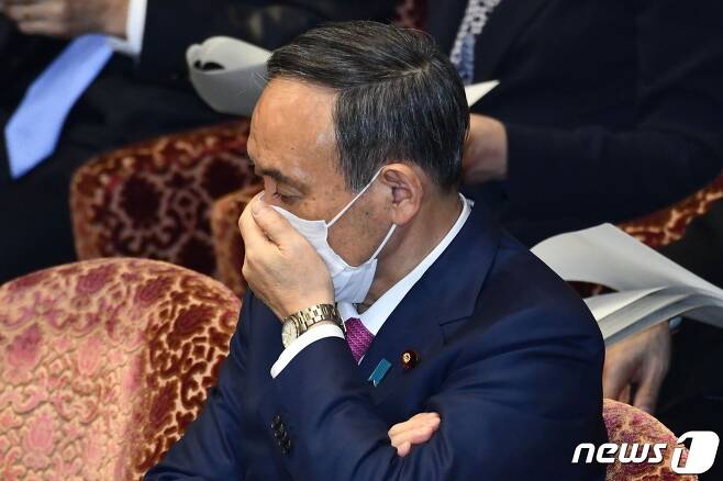 스가 요시히데 일본 총리가 22일 참의원 예산위원회에 참석해 기침을 하고 있다. © AFP=뉴스1