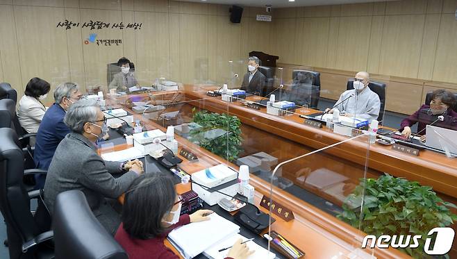 25일 서울 중구 국가인권위원회에서 최영애 국가인권위원장을 비롯한 상임위원들이 참석한 가운데 전원위원회가 진행되고 있다. 이날 인권위는 전 서울시장 성희롱 등 직권조사 결과보고를 의결 안건으로 상정해 논의한다. 2021.1.25/뉴스1 © News1 사진공동취재단