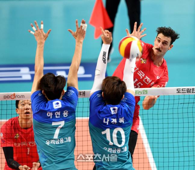 한국전력 러셀이 24일 서울장충체육관에서 열린 2020-2021 V리그 우리카드와의 경기에서 스파이크를 날리고 있다. 2021. 1. 24.장충 | 최승섭기자 thunder@sportsseoul.com