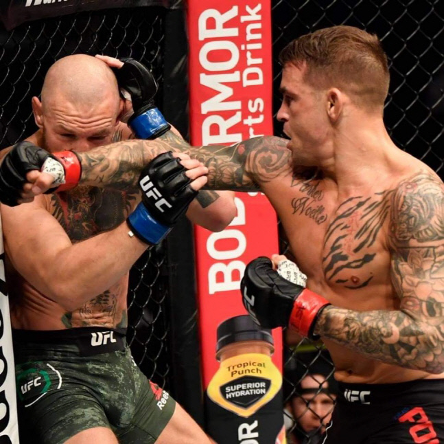 포이리에(오른쪽)가 맥그리거에게 펀치 공격을 하고 있다. 사진출처 | UFC SNS