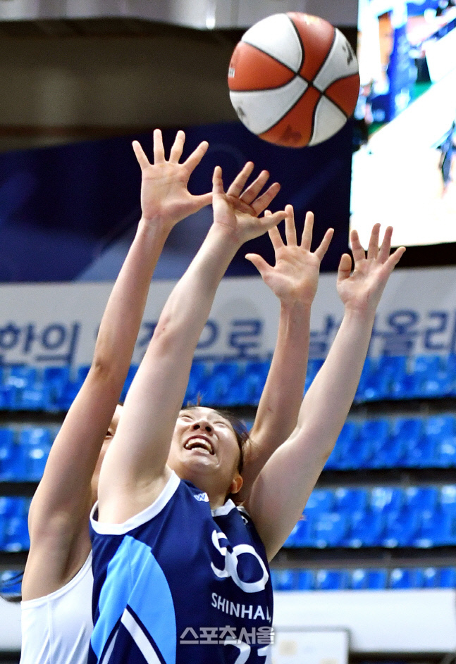 신한은행 김애나(오른쪽)가 24일 인천 도원체육관에서 열린 2020-2021 여자프로농구 신한은행과 우리은행의 경기에서 우리은행 오승인의 수비를 피해 슛을 하고 있다. 인천 | 박진업기자 upandup@sportsseoul.com