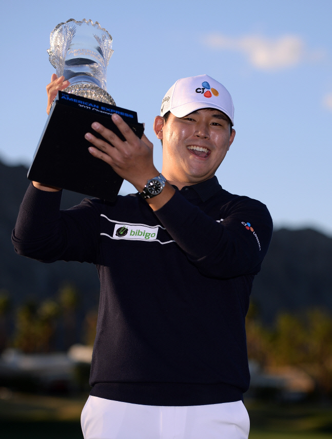 김시우가 25일(한국시간) PGA웨스트스타디움코스에서 열린 PGA투어 아메리칸 익스프레스에서 우승을 차지한 뒤 트로피를 들고 환하게 웃고 있다. 라킨타(미 캘리포니아주) | USA투데이연합뉴스