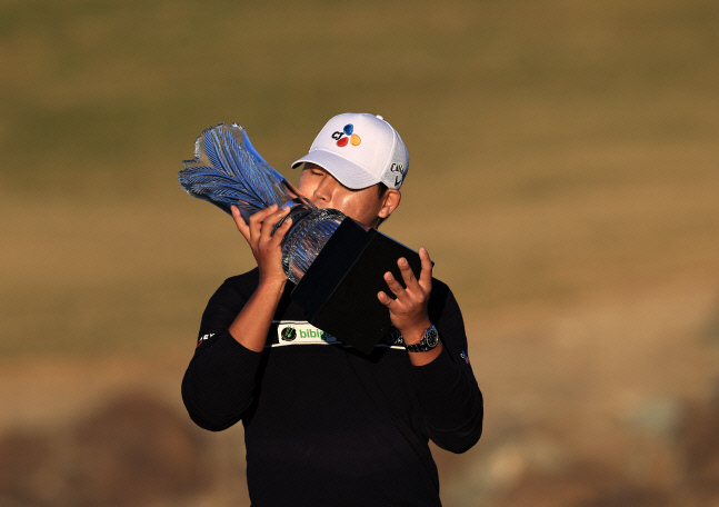김시우가 25일(한국시간) PGA웨스트스타디움코스에서 열린 PGA투어 아메리칸 익스프레스에서 우승을 차지한 뒤 트로피에 입맞춤하고 있다. 라킨타(미 캘리포니아주) | AFP연합뉴스
