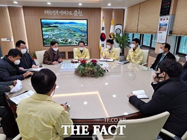 주민대표 29명으로 꾸려진 비대위 대표단이 지난 22일 허석 순천시장을 만나 상업부지내 주거시설인 오피스텔 신축의 부당성을 설명하고 순천시의 협력을 요청하고 있다. /유홍철 기자