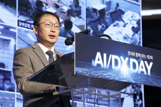 구현모 대표이사가 AI/DX 데이에서 디지털 플랫폼기업으로 변화의 중요성을 강조하고 있다. (사진=KT)