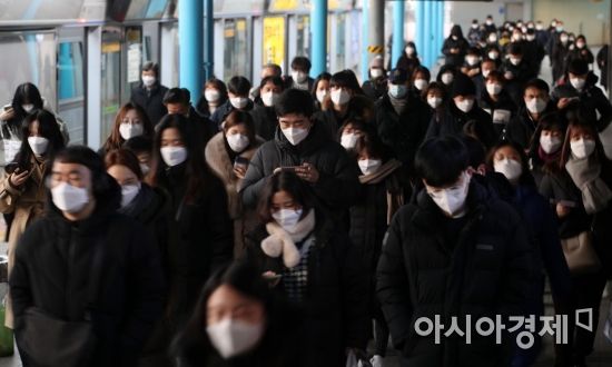 서울 구로구 신도림역에서 출근길 시민들이 마스크를 착용한 채 발걸음을 재촉하고 있다./김현민 기자 kimhyun81@