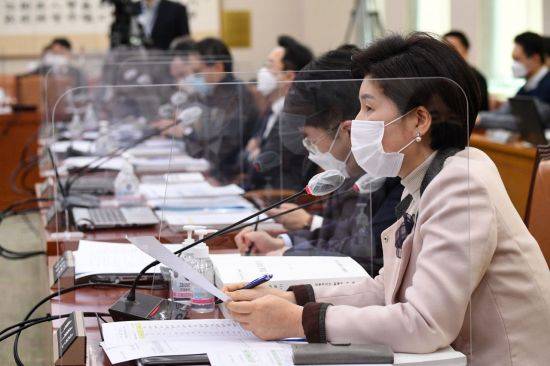 국회 법제사법위원회 더불어민주당 백혜련 간사가 25일 오전 서울 여의도 국회에서 열린 법사위 박범계 법무부 장관 후보자 인사청문회에서 의사진행 발언을 하고 있다. / 사진=연합뉴스