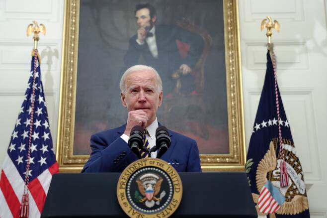 조 바이든 미국 대통령이 22일(현지 시각) 백악관의 스테이트 다이닝룸에서 정부의 경제 위기 극복 방안을 밝히고 있다. /연합뉴스