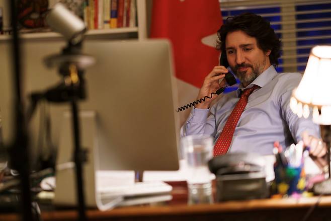 쥐스탱 트뤼도 캐나다 총리가 지난 22일(현지시각) 조 바이든 미 대통령과 통화를 하고 있다. /로이터 연합뉴스