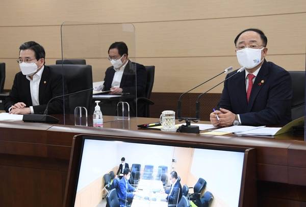 홍남기 부총리 겸 기획재정부 장관이 1월 25일 세종시 정부청사 기재부 대회의실에서 세종-서울간 화상으로 열린 확대간부회의를 주재하고 있다. /기재부