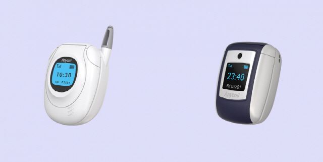 삼성전자 무선이어폰 ‘갤럭시버즈 프로’ 전용 케이스. 각각 ‘애니콜’ 시절 피처폰 SGH-T100(왼쪽)과 SGH-E700을 본떴다.ⓒ삼성전자
