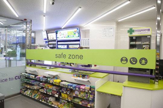 편의점 직원의 안전을 보장하기 위한 시스템 구축이 필요하다는 지적이 나온다. 사진은 지난 2017년 CU가 선보인 '안전 가드' 시스템. <BGF리테일 제공>