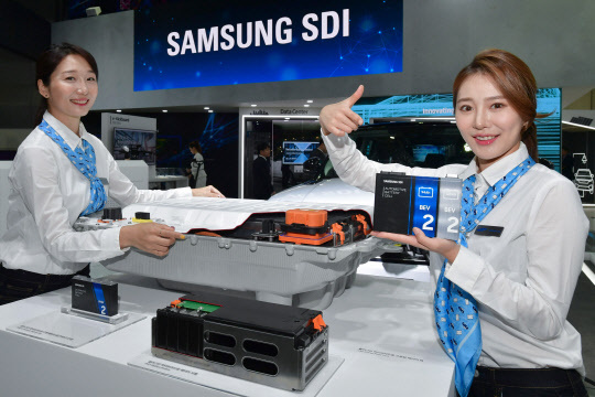 삼성SDI 모델이 지난해 '인터배터리 2019' 전시회에서 배터리 셀과 모듈, 팩을 소개하고 있다. <삼성SDI 제공>