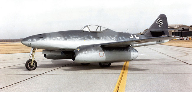 나치의 비밀병기로 거론되기도 하는 Me 262는 실제로 문제점이 많았다. 그러나 전황이 나빠 서둘러 데뷔하면서 최초로 실전에 투입된 제트 전투기라는 영예를 얻었다. 사진 위키피디아