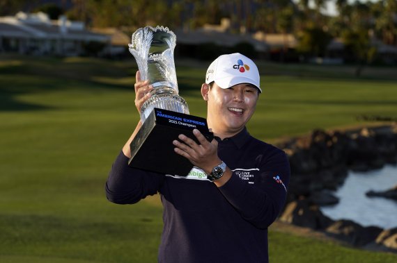 김시우가 25일(한국시간) 미국 캘리포니아주 라킨타의 PGA웨스트 스타디움 코스에서 열린 PGA투어 아메리칸 익스프레스에서 통산 3승째를 거둔 뒤 트로피를 들고 기뻐하고 있다. AP뉴시스