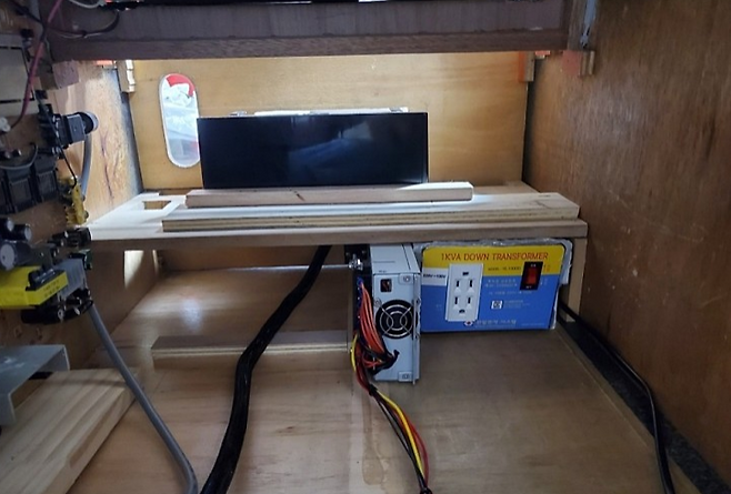 (소니 TV가 110V 지원이기 때문에 트랜스와 함께 파워도 장착! 매립을 했더니 기가 막히게 들어간다)