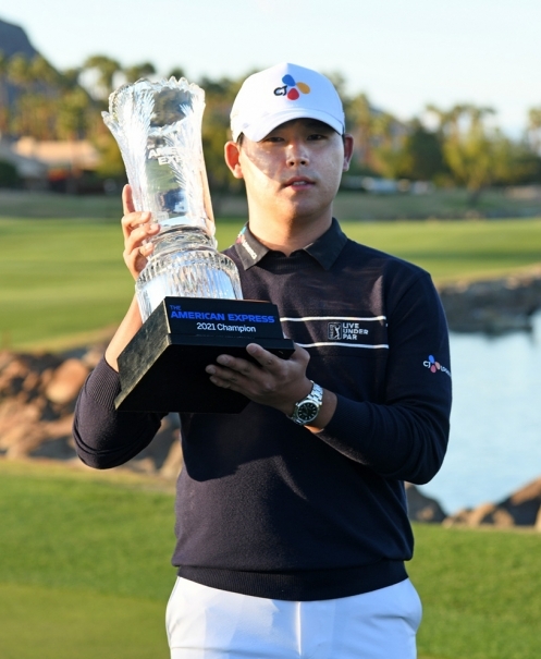 2021년 미국프로골프(PGA) 투어 아메리칸 익스프레스 우승을 차지한 김시우 프로가 우승 트로피를 들고 있는 모습이다. 사진제공=PGA 투어-게티이미지
