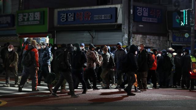 지난 4일 새벽 서울 구로구 남구로역 인근 인력시장에서 일용직 노동자들이 일감을 구하기 위해 서성이고 있다. 뉴스1