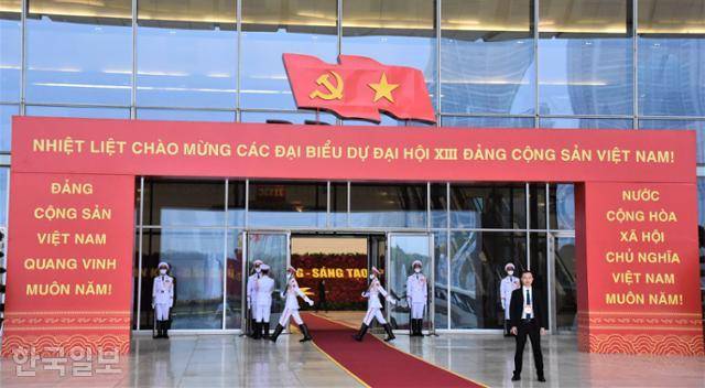 25일 베트남 수도 하노이 국립컨벤션센터에서 열린 제13차 공산당 전국대표회의장 정문에 의장대가 사열을 위해 이동하고 있다. 하노이=정재호 특파원