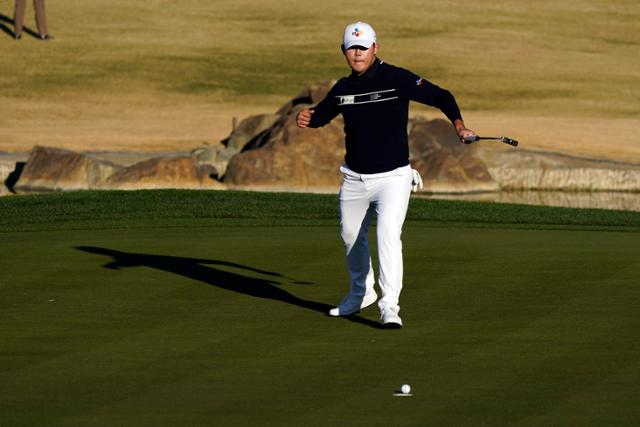 김시우가 25일 미국 캘리포니아주 라킨타의 PGA 웨스트 스타디움 코스에서 열린 PGA 투어 아메리칸 익스프레스 최종라운드 17번 홀에서 버디 퍼트를 성공하면서 주먹을 불끈 쥐어올리고 있다. 라킨타=AP 연합뉴스