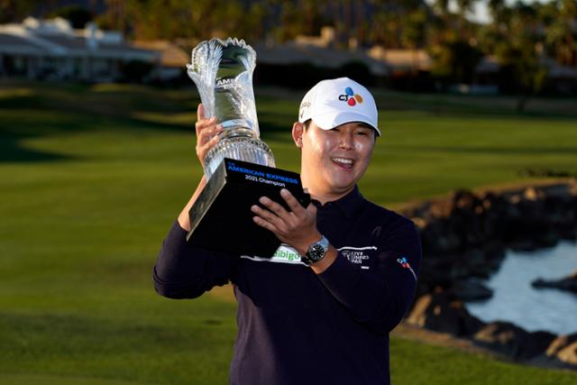 김시우가 25일 미국 캘리포니아주 라킨타의 PGA 웨스트 스타디움 코스에서 열린 PGA 투어 아메리칸 익스프레스 최종라운드에서 우승을 확정한 뒤 트로피를 들어올리고 있다. 라킨타=AP 연합뉴스