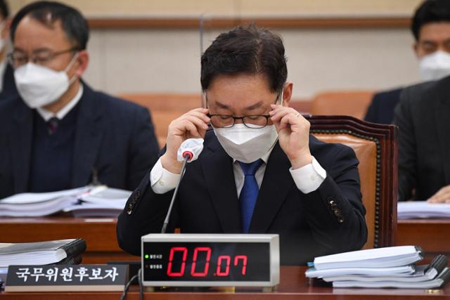 박범계 법무부 장관 후보자가 25일 국회에서 열린 인사청문회에 출석해 안경을 고쳐쓰고 있다. 오대근 기자