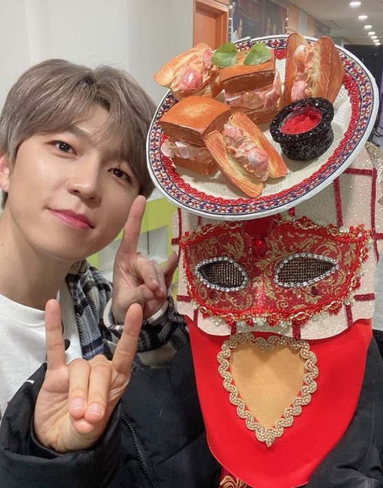 Fun experience.The senior Jaejae King of Mask Singer Celebratory photohas released the book.PD and host Jaejae said on his SNS on the 24th, I do not know what I can see yet, but it was a fun experience.Claudia Kim OPPA also posted three photos with the article Good to meet you, enjoy a big karaoke.In the open photo, Jaejae is wearing a Menbosha mask and group U-KISS Claudia Kim and Celebratory photoleave behind.Jaejae appeared on MBCs King of Mask Singer which was broadcast on the afternoon of the day (24th), and set up G-Dragons HEART BREAKER (Heart Breaker) and Kim Ji-aes The Wrong Man.The netizens who encountered the photos responded such as Imaginary identity, It was so fun and On the other hand, Jaejae is loved by YouTube channel civilization express PD and host.