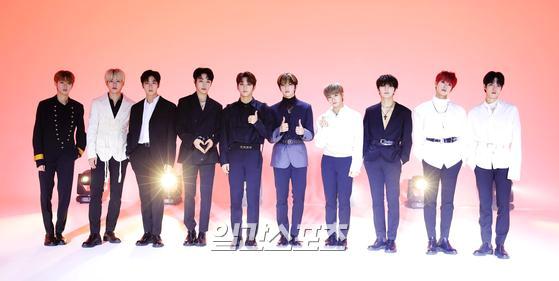 Golden Child hosted an online media showcase commemorating the release of its fifth Mini album YES. on Saturday afternoon.Members of Golden Child (Lee Dae-yeol, Y, Lee Jang-jun, TAG, Bae Seung-min, Bong Jae-hyun, Kim Ji-bum, Kim Dong-hyun, Hong Joo-chan, and Choi Bo-min) pose in photo time.