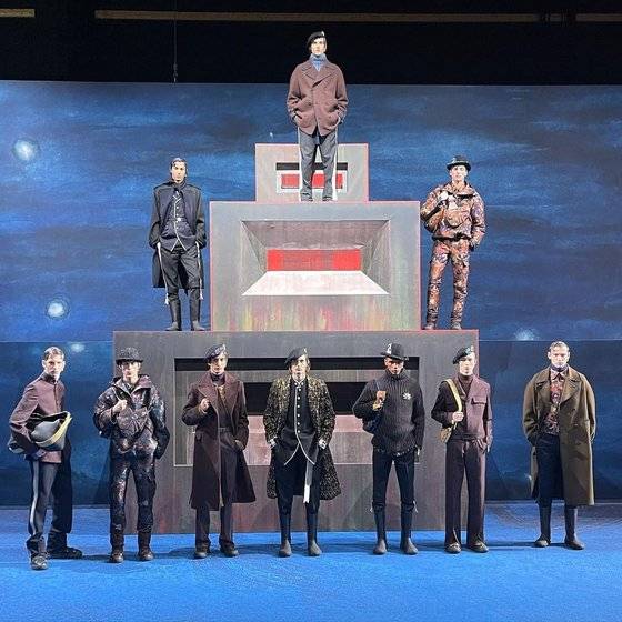 디올 남성복은 현대 미술 작가 피터 도이그와의 협업 컬렉션을 발매했다. 사진 피터 도이그 인스타그램