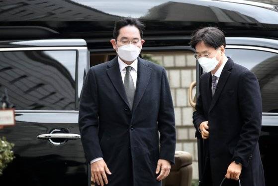 이재용 삼성전자 부회장이 지난 18일 오후 서울 서초구 서울고등법원에서 열린 '국정농단 사건' 관련 뇌물공여 등 파기환송심 선고공판에 출석하고 있다. 이날 이 부회장은 구속됐다. 우상조 기자