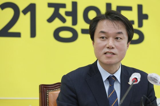 김종철 정의당 대표가 20일 국회에서 신년 기자회견에서 취재진들의 질문에 답하고 있다. 이날은 성추행 사건 닷새 뒤였다.