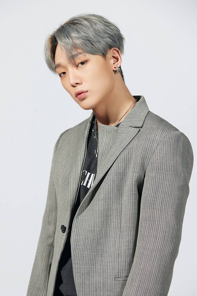 Bobby poses for picture following "Lucky Man" press conference conducted in Seoul on Jan. 25. (YG Entertainment)
