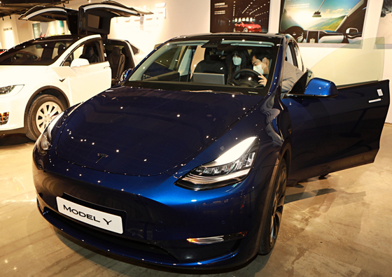 Customers test Model Y, Tesla's second electric SUV, at Lotte Department Store in Seoul on Jan. 13. [YONHAP]