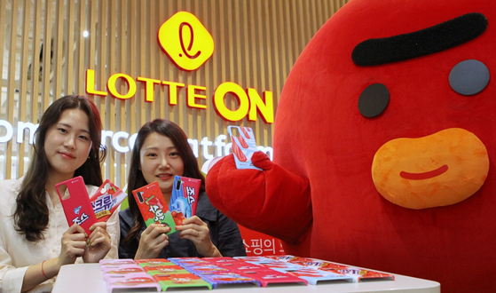 Models promote smartphone cases sold on Lotte's Lotte On e-commerce platform in October. [YONHAP]