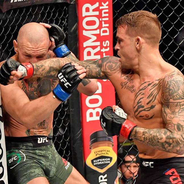 전 UFC 챔피언 코너 맥그리거(왼쪽)가 잠정챔피언 출신 더스틴 포이리에(오른쪽)와 2차전에서 졌다. 6년3개월29일 만에 열린 재대결은 1차전과 정반대 결과였다. 사진=UFC 공식 SNS