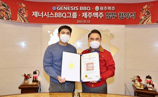 윤홍근 제너시스BBQ 회장(오른쪽)과 문혁기 제주맥주 대표(왼쪽)는 최근 양해각서(MOU)를 체결하고 콜라보 맥주를 출시하기로 합의했다. /사진=제너시스BBQ