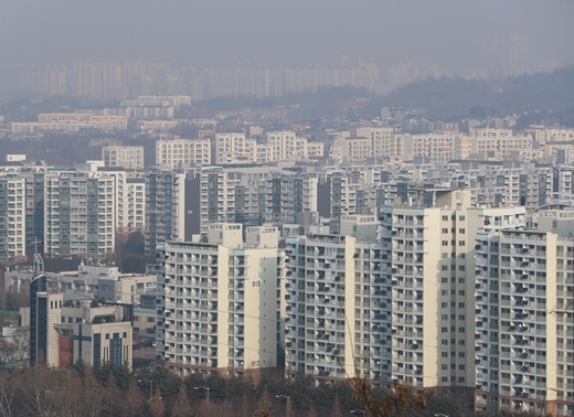 부동산114가 수도권 아파트 390만가구를 표본으로 뽑아 시세를 조사한 자료에 따르면 서울에서 9억원을 초과하는 아파트 비중은 51.9%였다. /사진=뉴스1