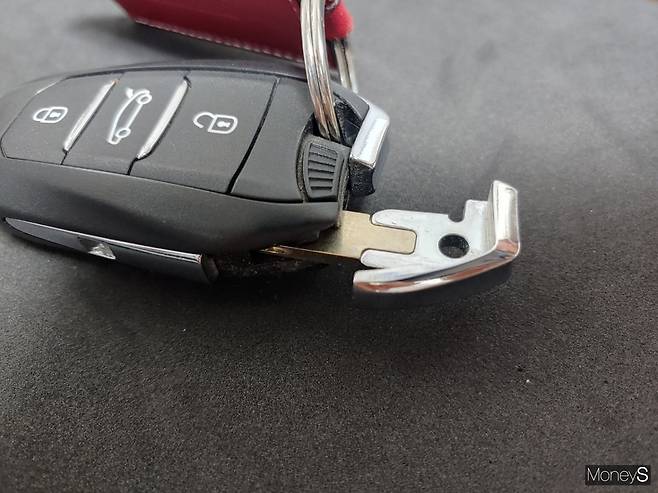 자동차 제조사들은 이런 상황을 대비해 스마트키 자체에 물리적인 '열쇠'를 숨겨놓는 등 장치를 마련해놨다. /사진=박찬규 기자