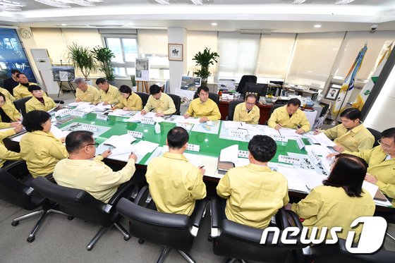 김상호 시장과 하남시 공직자들이 지역경제 활성화를 위한 종합대책을 논의하고 있다. / 사진제공=하남시