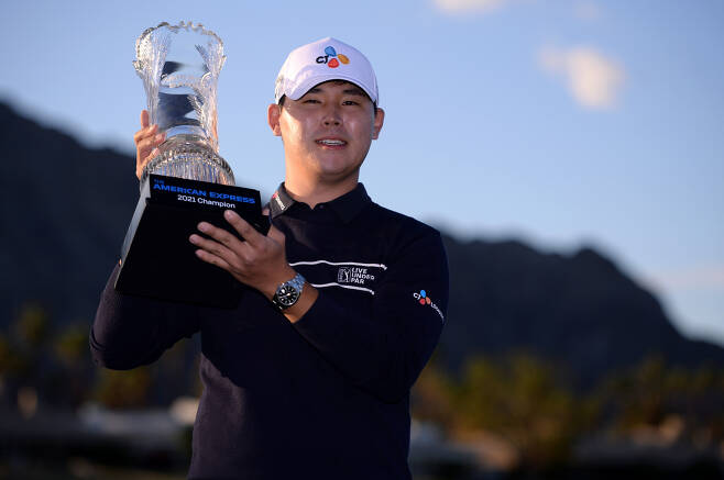 김시우가 25일(한국시간) PGA 투어 아메리칸 익스프레스에서 우승한 뒤 트로피를 들고 밝게 웃고 있다. [USA투데이]