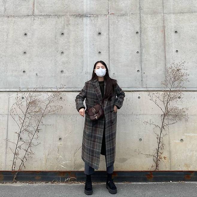 An Sohee, an actor from the group Wonder Girls, reported on his recent situation.On January 25, An Sohee posted a picture on his instagram with the message Nu-neu on his instagram.In the photo, she is wearing a black jeans sneaker on a check coat and making a patented eye-catching look at the camera. The cute beauty that is not hidden even in the face mostly covered by the Mask catches her eye.Meanwhile, An Soh-hee has appeared in the OCN drama Missing: They Was which last October.Lee Su-min in the news