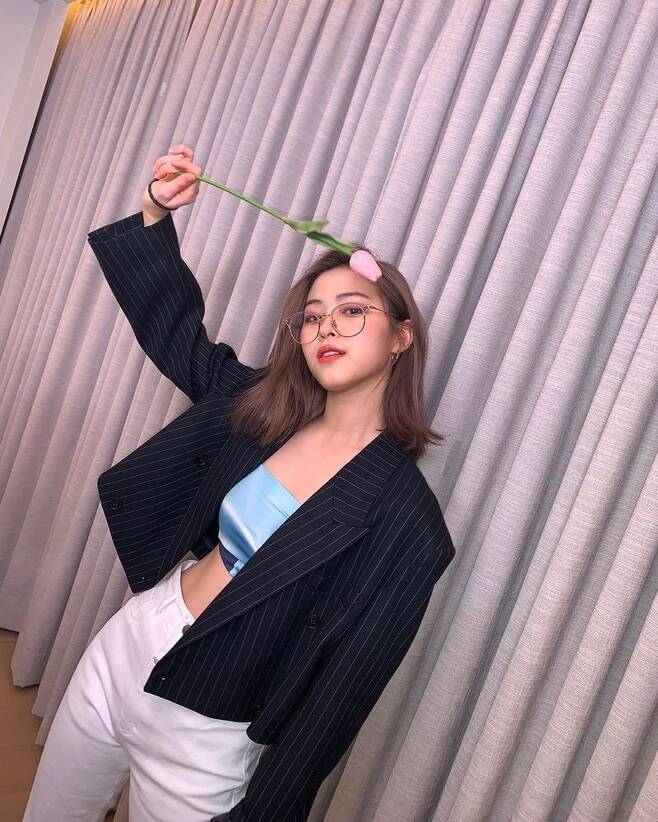 Group ITZY Ryu Jin has revealed its current status.ITZY Official Instagram posted a photo with rose-flower emojis on January 25.In the open photo, Ryu Jin is taking various poses with pink roses, especially the appearance of Ryu Jin, which is more beautiful than roses.The news is Yeji Lee