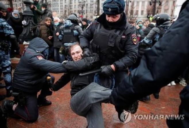 23일(현지시간) 러시아 모스크바에서 경찰이 야권 운동가 알렉세이 나발니의 석방을 촉구하는 시위 참가자를 체포하고 있다.  연합뉴스