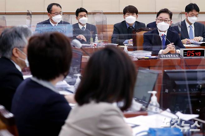 박범계 법무부 장관 후보자가 25일 서울 여의도 국회 법제사법위원회에서 열린 인사청문회에서 질의에 답변하고 있다. 윤창원 기자