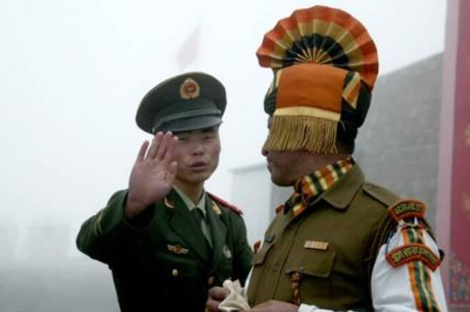 인도-중국 국경 지대의 중국군(왼쪽)과 인도군. 연합뉴스