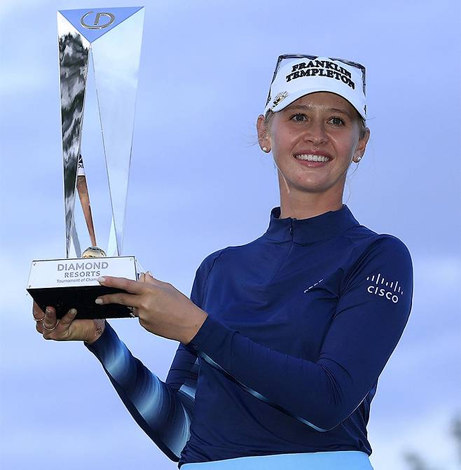 LPGA 투어 다이아몬드 리조트 챔피언스 토너먼트에서 우승한 제시카 코르다가 우승컵을 들고 기뻐하고 있다. 레이크 부에나 비스타=AFP연합뉴스