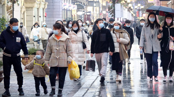 지난 21일 중국 후베이성 우한시 번화가인 한제에서 시민들이 걸어가고 있다. 연합뉴스